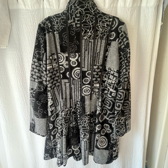 Simon Chang jacket/coat. Lightweight and warm - Picture 4 of 7